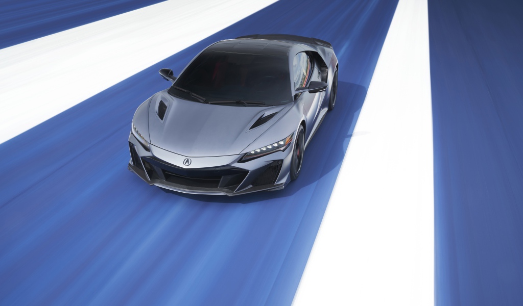 Серебристый автомобиль Acura NSX Type S, 2022 года на гонках