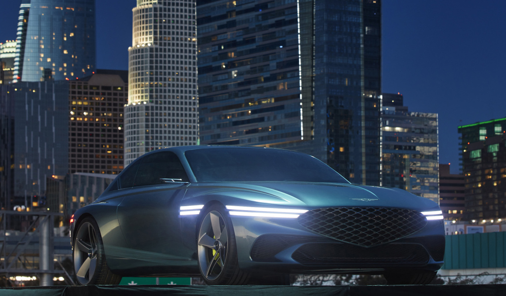 Новый автомобиль Genesis X Concept 2021  года на фоне небоскребов
