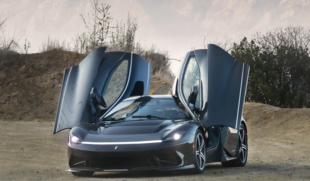 Автомобиль Pininfarina Battista, 2022 года с открытыми дверями