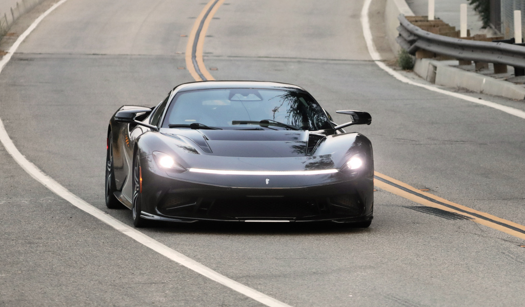 Быстрый автомобиль Pininfarina Battista, 2022 года на дороге