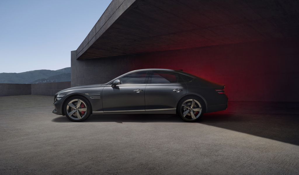 Вид сбоку на автомобиль Genesis G80 Sport 2021 года