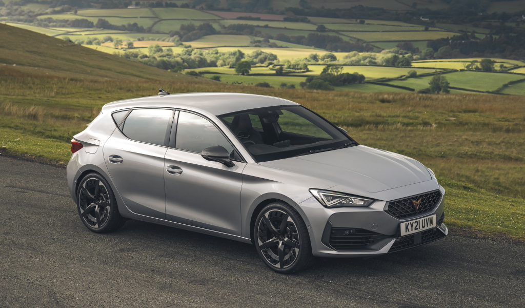 Серебристый автомобиль Cupra León VZ3, 2021 года