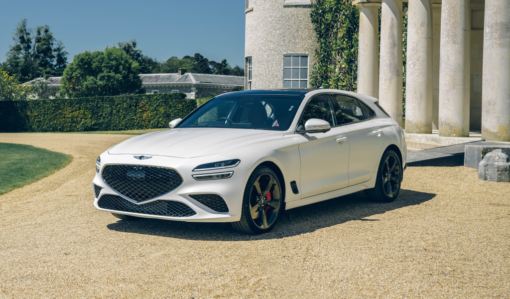 Белый  Genesis G70 2.0T Shooting Brake 2021 года у здания