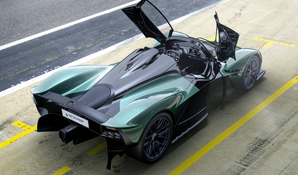 Гоночный автомобиль Aston Martin Valkyrie Spider 2021 года