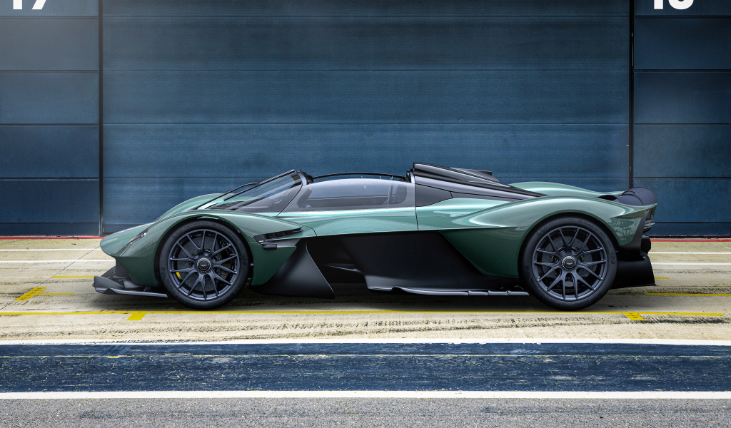 Кабриолет Aston Martin Valkyrie Spyder 2021 года вид сбоку