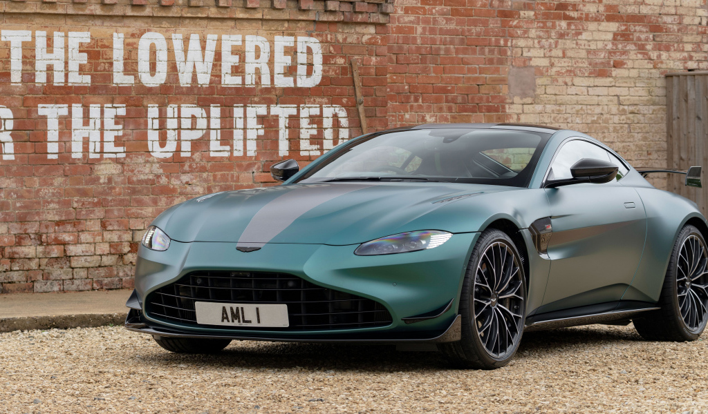 Автомобиль Aston Martin Vantage F1 Edition 2021 года у стены