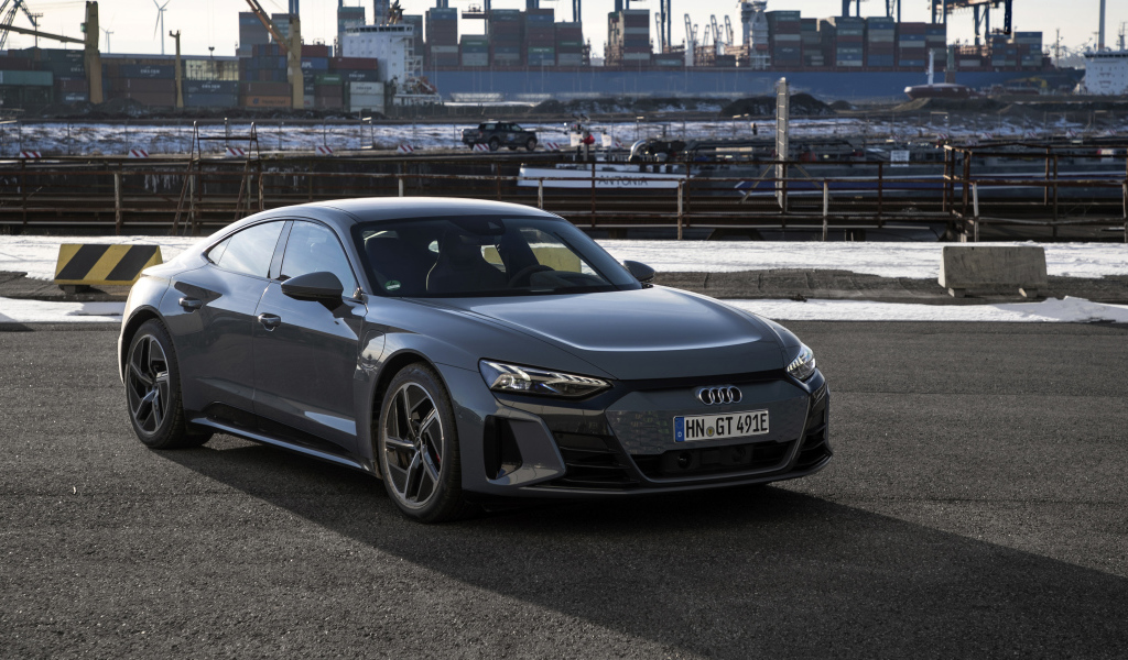 Автомобиль Audi E-Tron GT Quattro 2021 года в порту