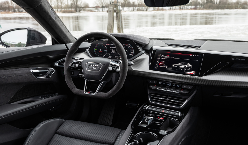 Черный салон автомобиля Audi RS E-Tron GT 2021 года