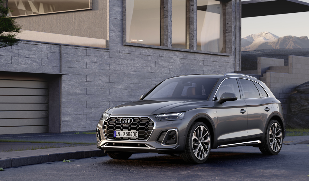 Автомобиль Audi Q5 55 TFSI E Quattro S Line у дома