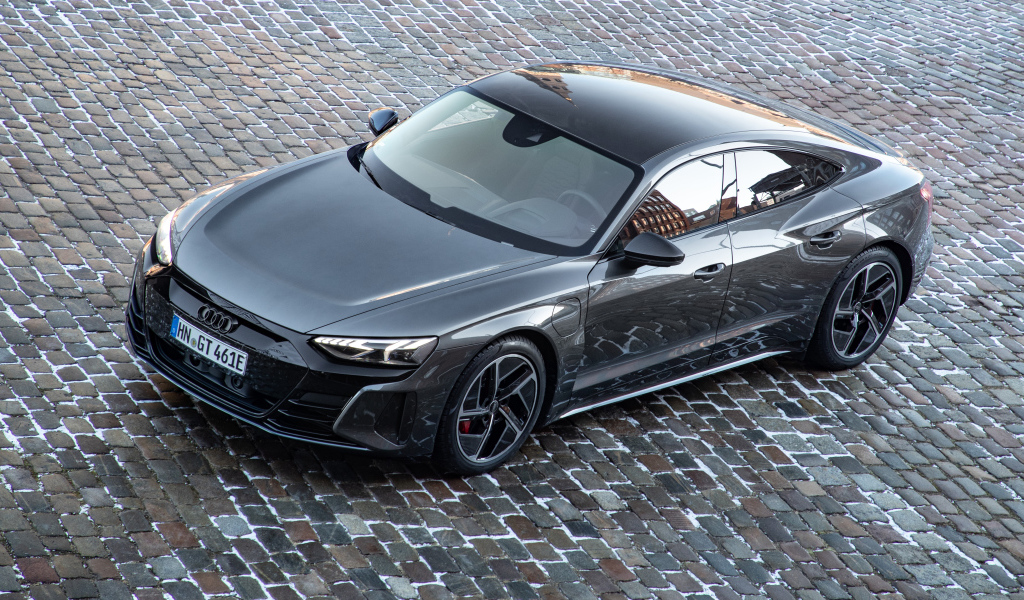 Красивый автомобиль  Audi RS E-Tron GT 2021 года