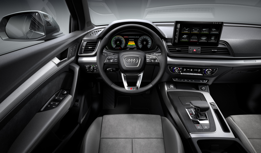 Черный стильный кожаный салон автомобиля Audi Q5 55 TFSI E Quattro S Line