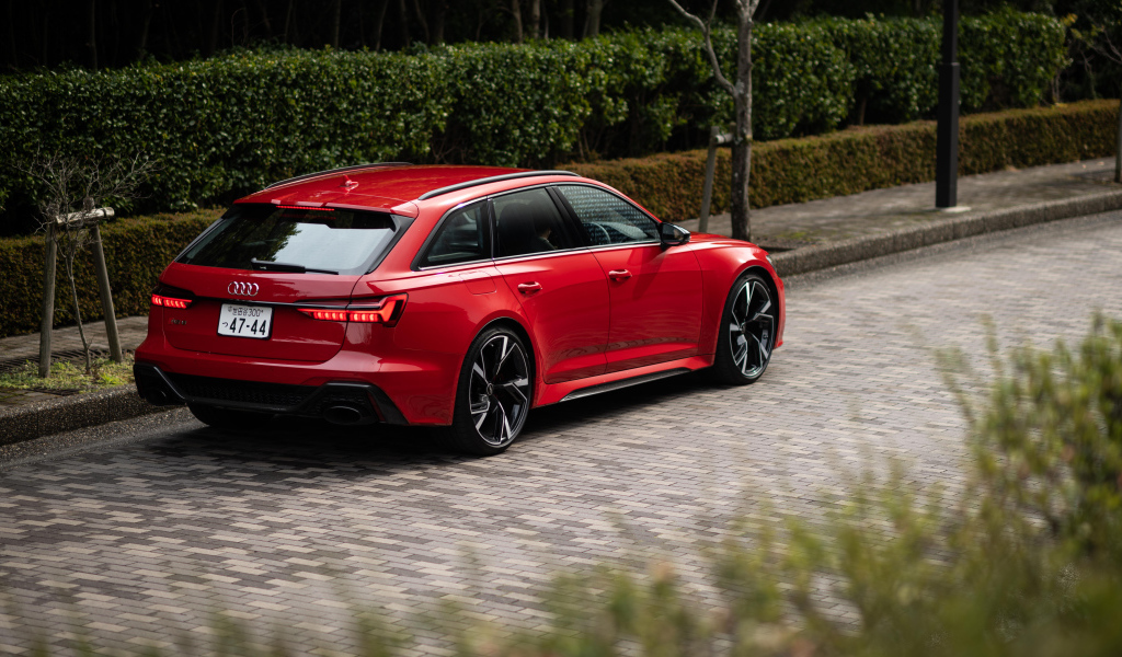 Красный автомобиль Audi RS 6 Avant 2021 года вид сзади