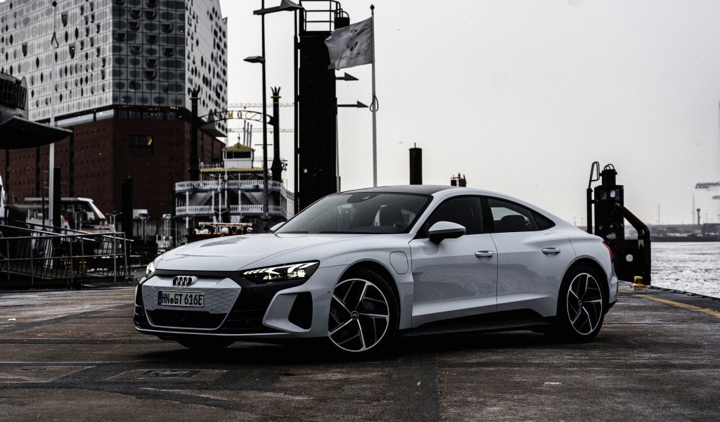 Серебристый Audi E-Tron GT Quattro 2021 года в порту