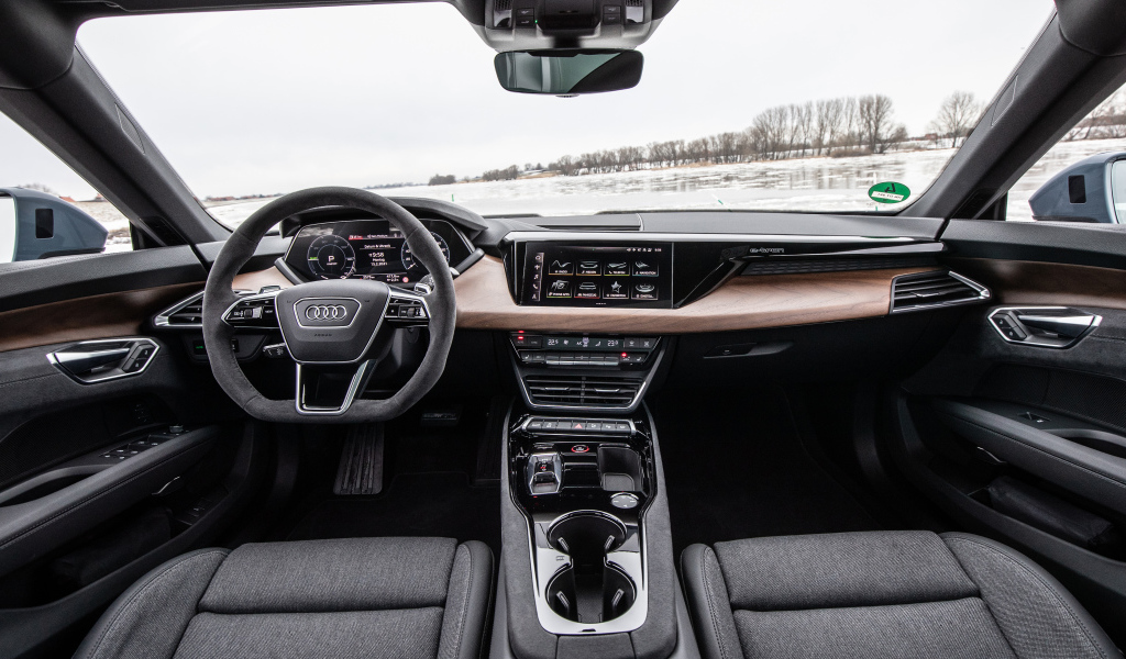 Стильный салон автомобиля Audi E-Tron GT Quattro 2021 года