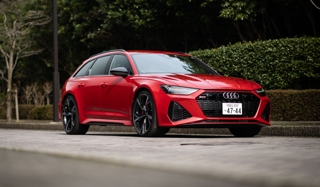 Новый красный автомобиль Audi RS 6 Avant 2021 года