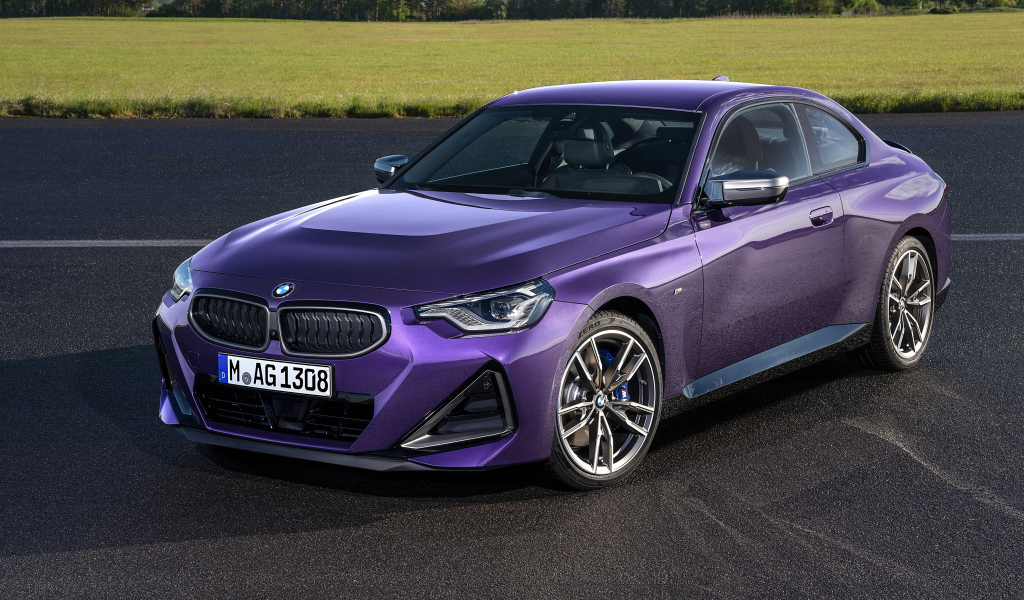 Автомобиль BMW M240i XDrive Coupé 2021 года на асфальте