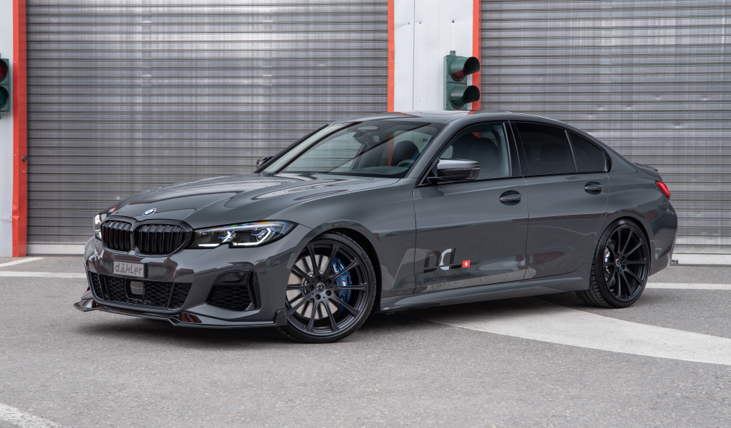 Серебристый автомобиль BMW M340i XDrive DÄHLer Competition Line 2021 года