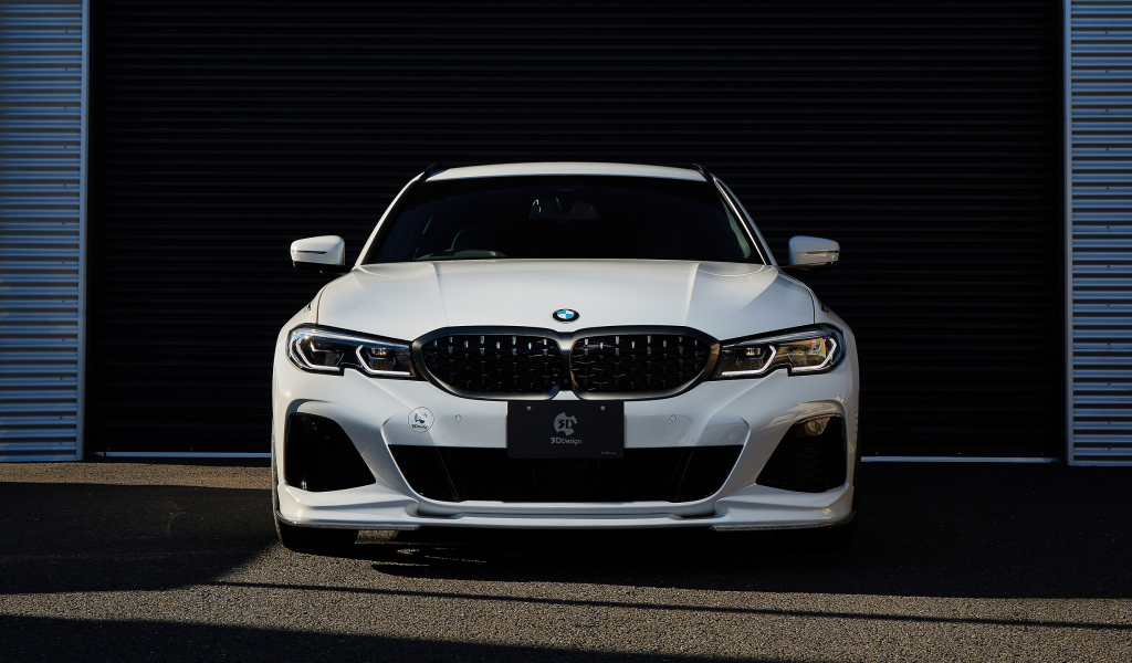 Белый автомобиль BMW M340i XDrive Touring 2021 года вид спереди