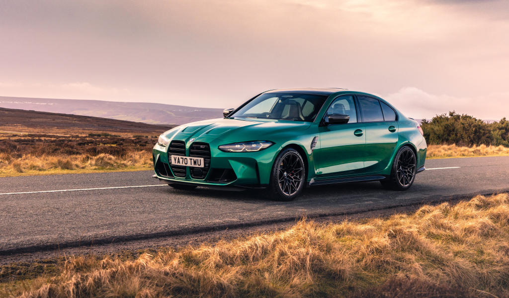 Автомобиль BMW M3 Competition 2021 года на дороге