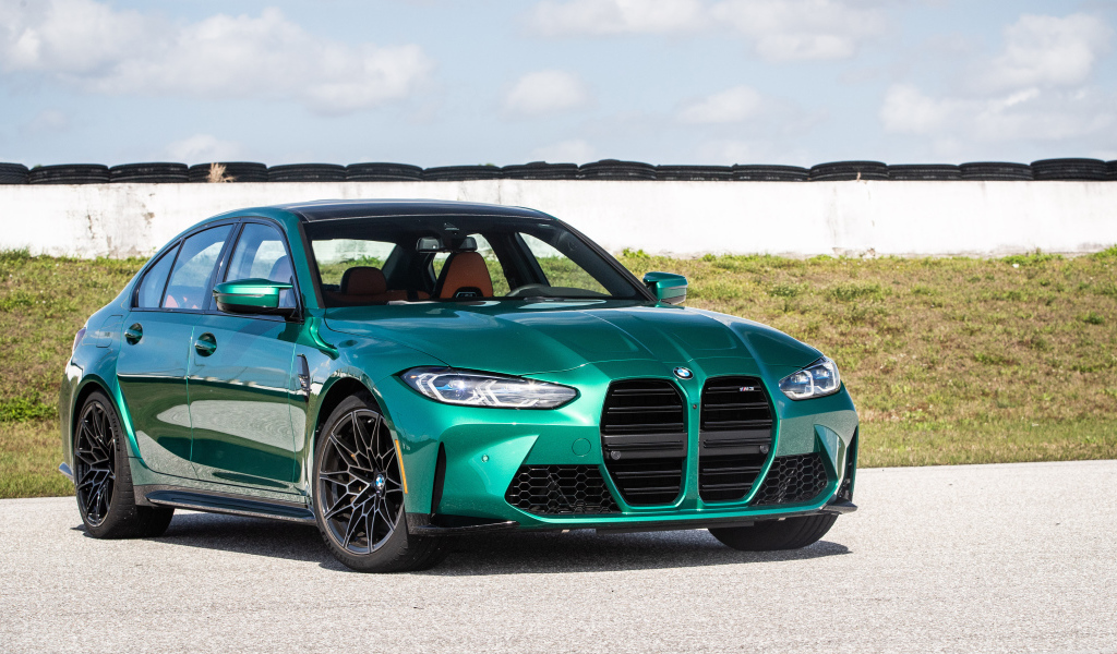 Автомобиль BMW M3, 2021 года в лучах солнца