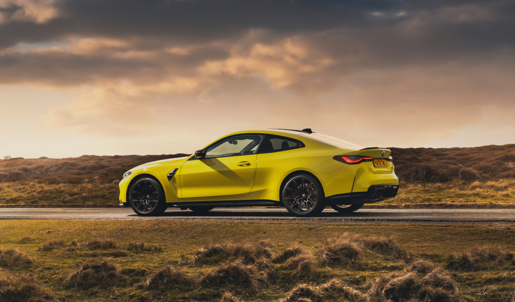 Быстрый желтый автомобиль BMW M4 Competition 2021 года