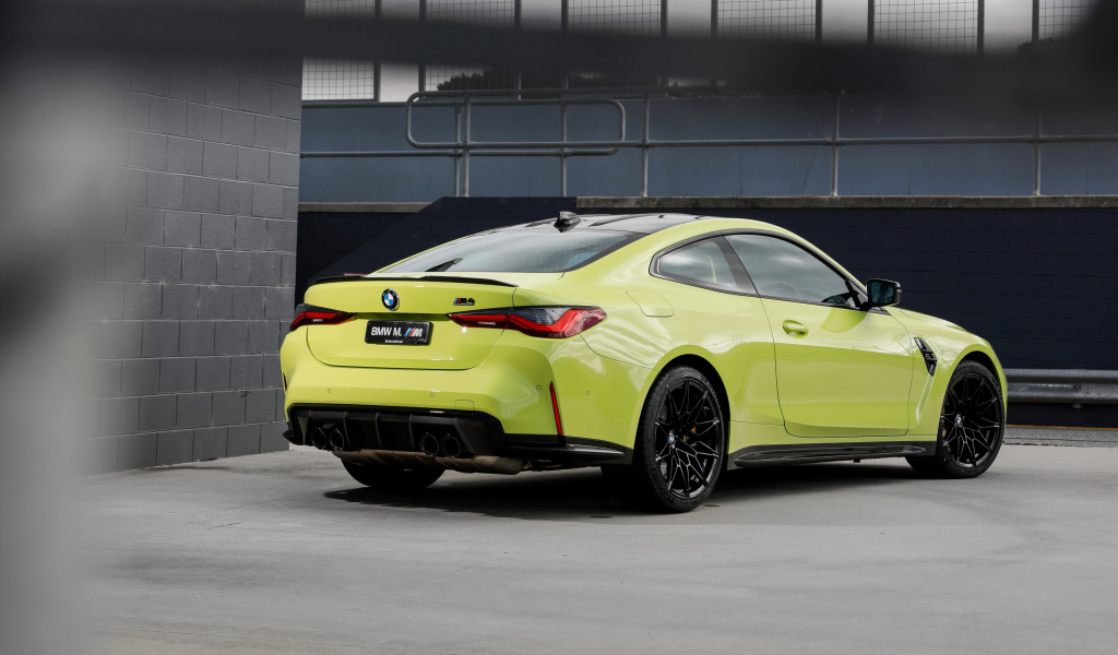 Автомобиль BMW M4 Competition 2021 года вид сзади