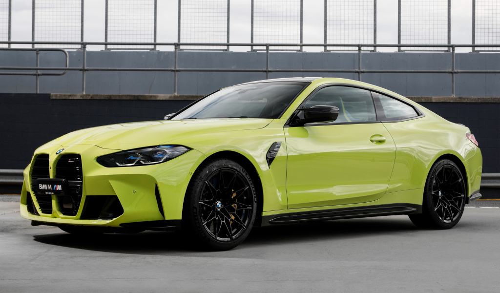 Желтый автомобиль BMW M4 Competition 2021 года