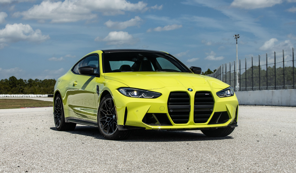 Автомобиль  BMW M4 Coupé, 2021 года на асфальте