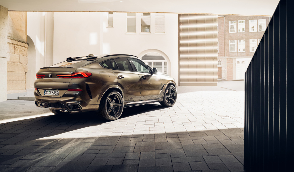 Коричневый внедорожник  BMW Schnitzer ACS6 4.0d 2021 года вид сзади