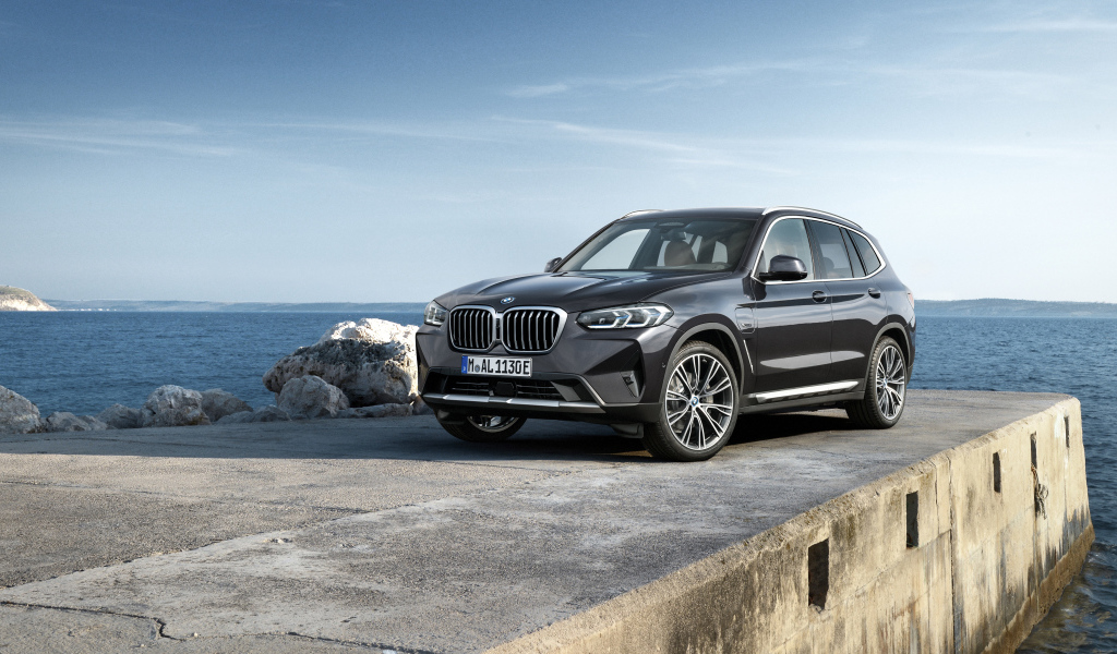 Автомобиль BMW X3 XDrive30e 2021 года у моря