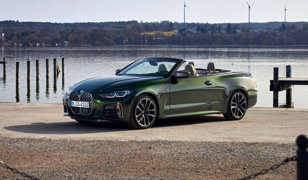 Зеленый автомобиль кабриолет  BMW M440i XDrive, 2021 года