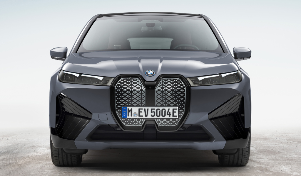 Серебристый автомобиль BMW IX XDrive50 Sport 2021 года на белом фоне