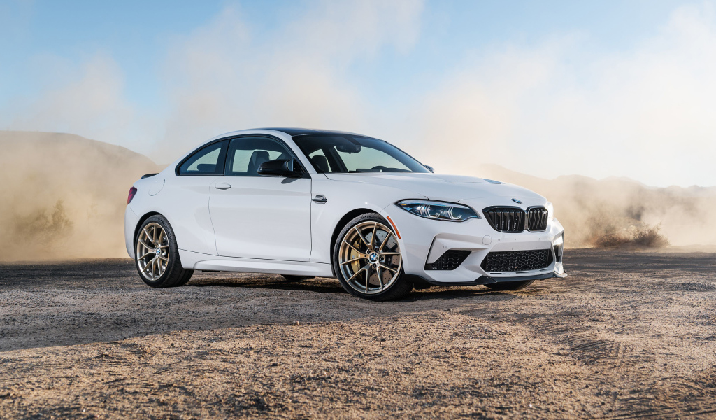 Белый автомобиль BMW M2 CS, 2021 года в пыли