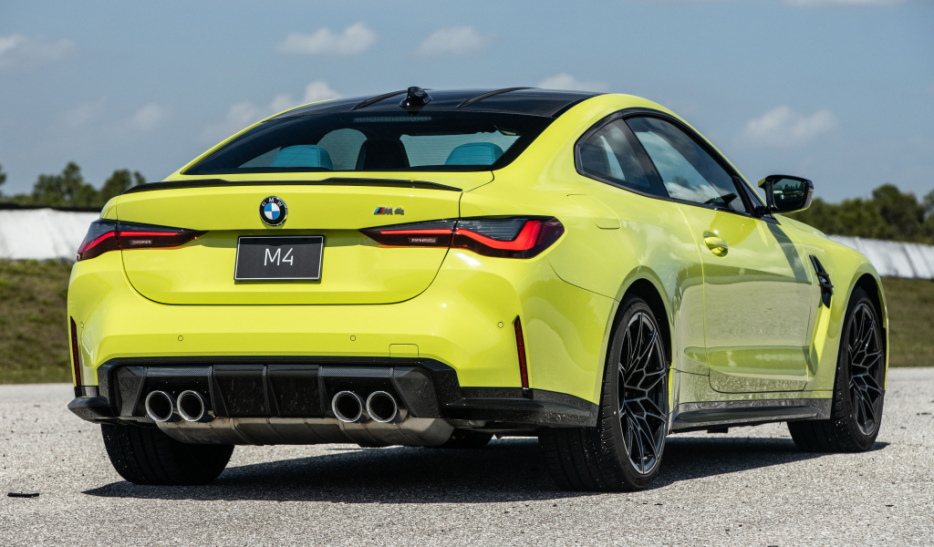 Желтый спортивный автомобиль BMW M4, 2021 года