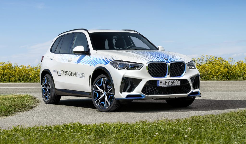 Внедорожник BMW IX5 Hydrogen 2021 года на фоне голубого неба