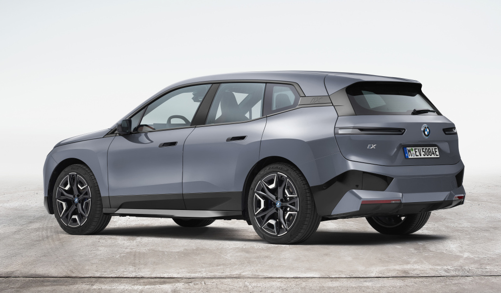 Внедорожник BMW IX XDrive50 Sport 2021  года на белом фоне