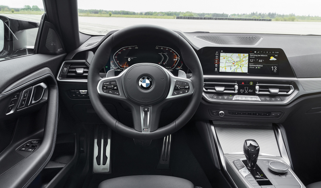 Черный кожаный салон автомобиля BMW M240i XDrive Coupé 2021 года