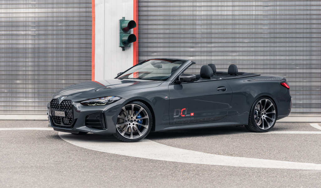 Кабриолет BMW M440i, 2021 года у стены