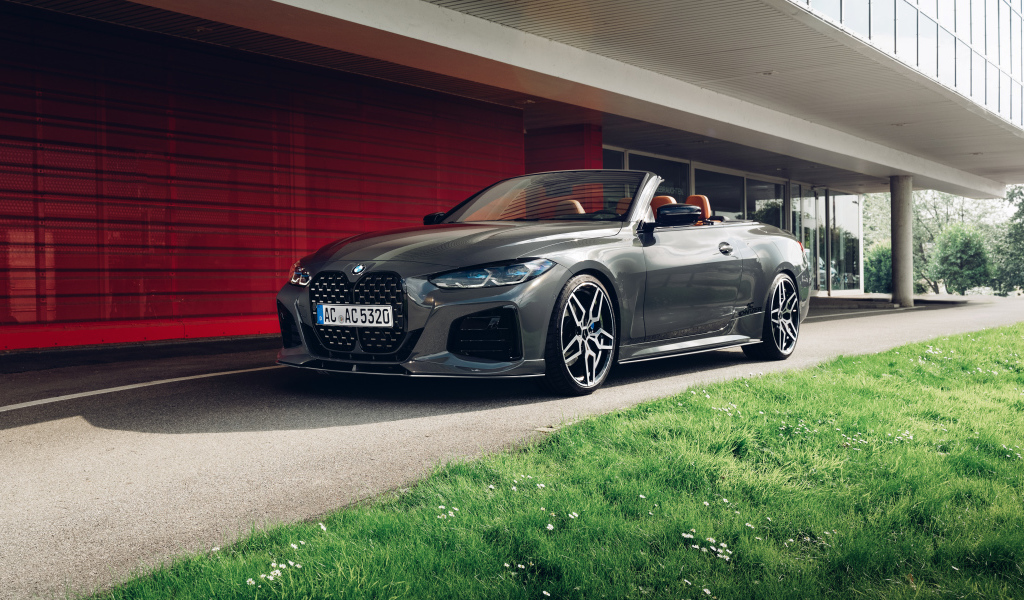 Серебристый кабриолет BMW 4 Series 2021 года у гаража