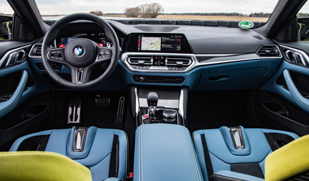 Кожаный салон автомобиля BMW M4