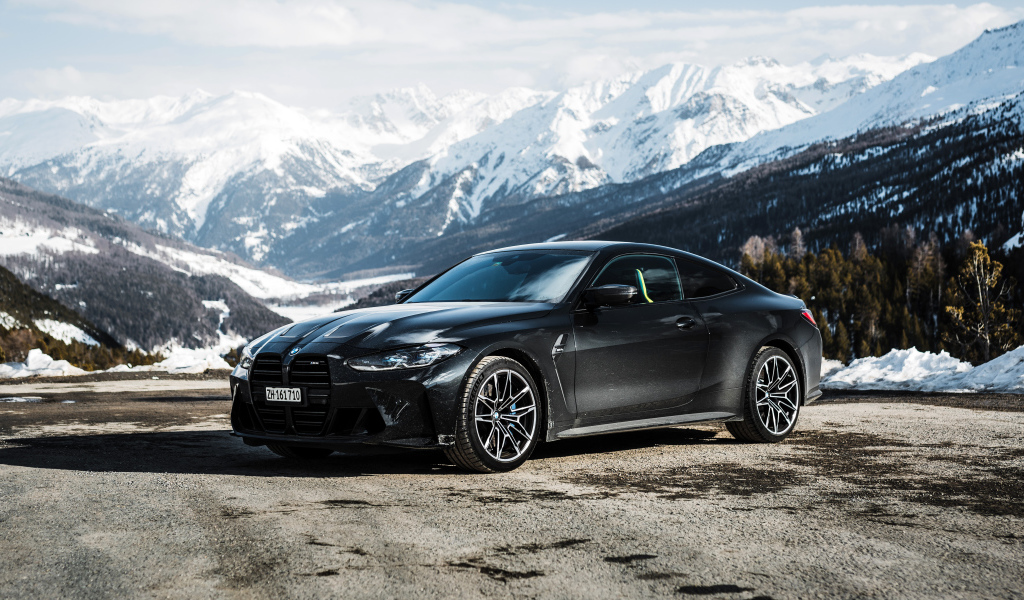 Черный автомобиль BMW M4 Coupé  на фоне гор