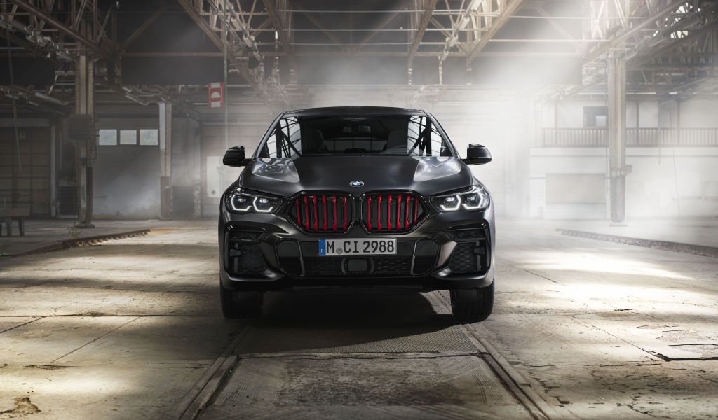 Черный стильный автомобиль BMW X6 M50i, 2021 года вид спереди