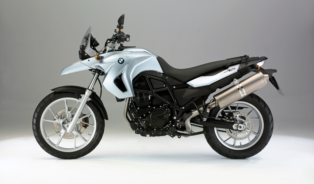 Мотоцикл BMW  F 650 GS на сером фоне 