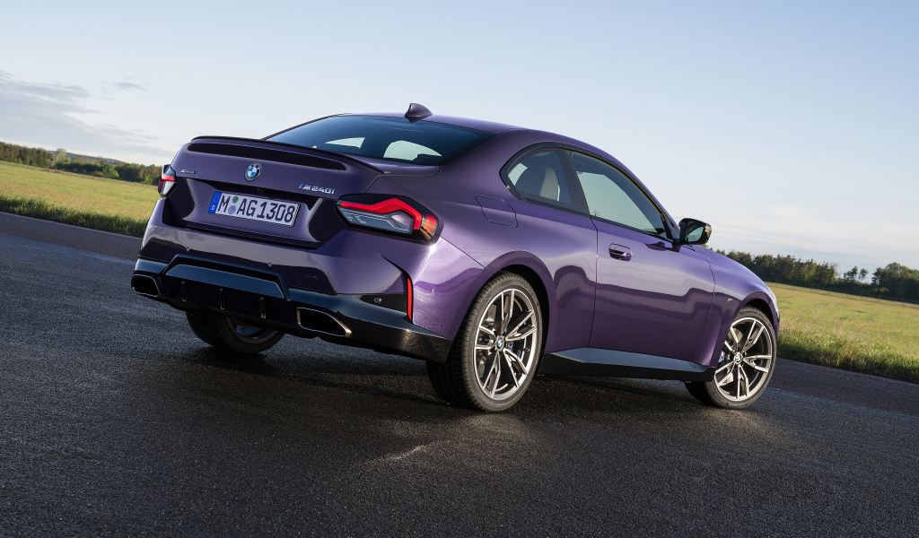 Фиолетовый автомобиль BMW M240i XDrive Coupé 2021 года вид сзади