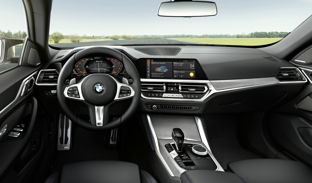 Черный салон автомобиля BMW M440i XDrive Gran Coupé 2021 года