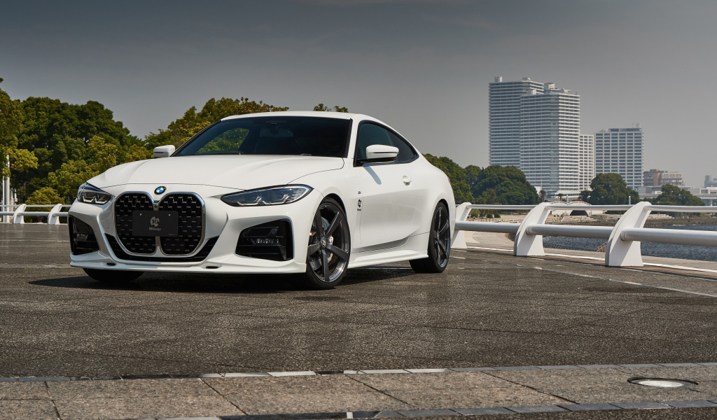 Белый автомобиль BMW 4 Series Coupé M Sport Package 2021 года у города