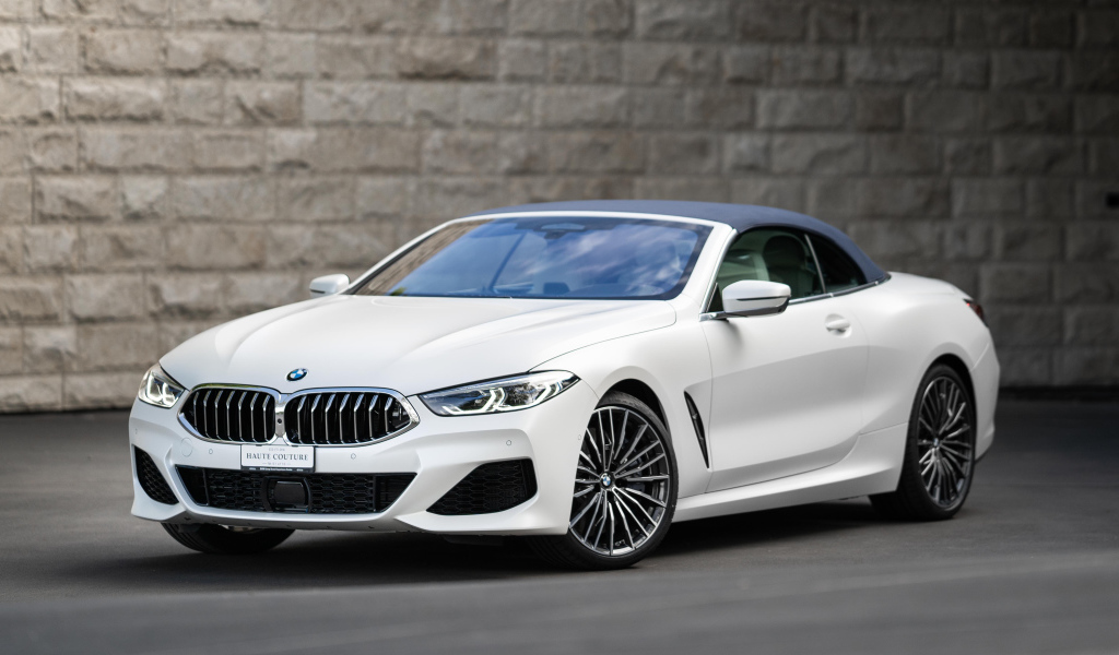 Белый кабриолет BMW 8, 2021 года у стены