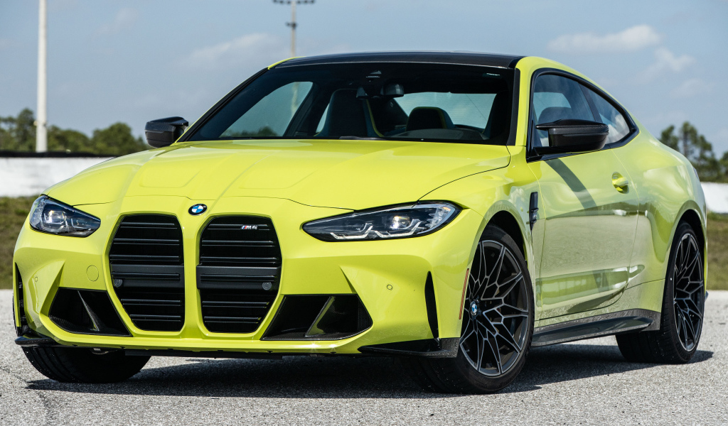 Желтый автомобиль  BMW M4 Coupé, 2021 года