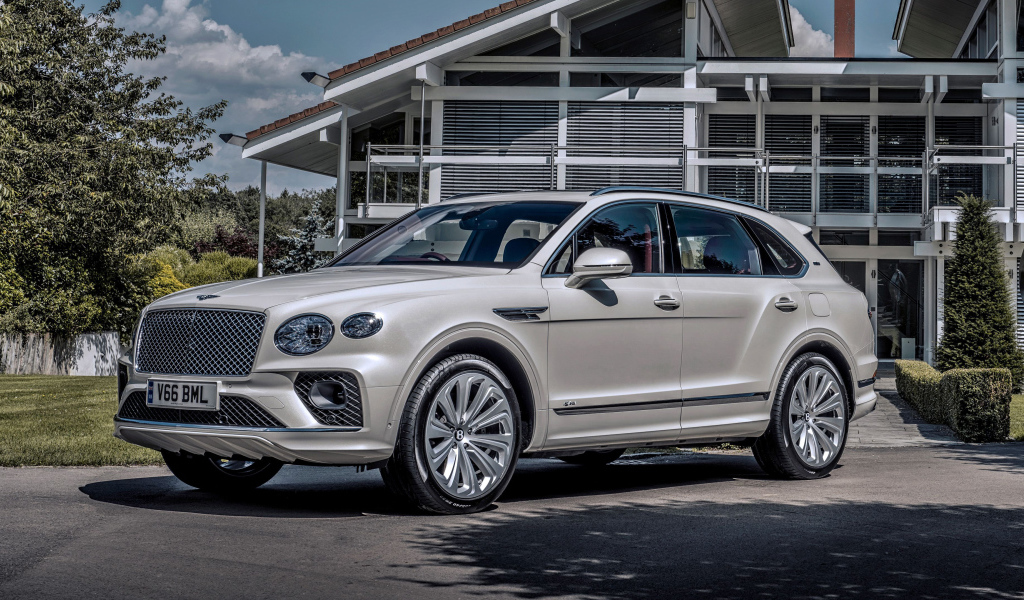 Автомобиль Bentley Bentayga Hybrid First Edition 2021 года у дома