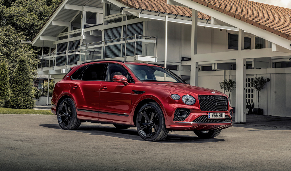 Бордовый автомобиль Bentley Bentayga Hybrid First Edition 2021 года у дома 